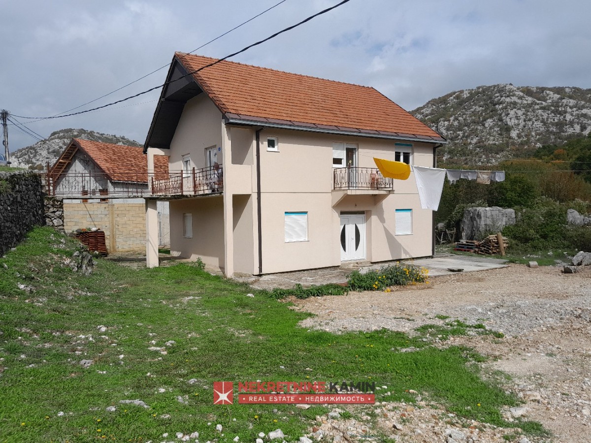 House on a Large Plot of 1378 m², Cetinje
